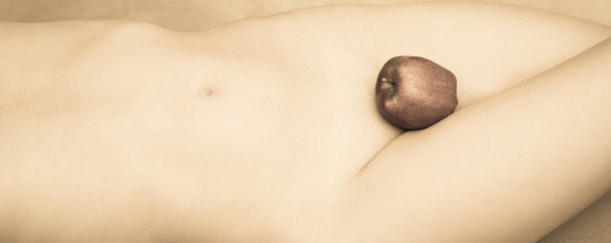 Stilisierte Darstellung mit einem Apfel platziert zwischen den Schenkeln einer Frau, um die Idee einer Scheidenstraffung zu symbolisieren.