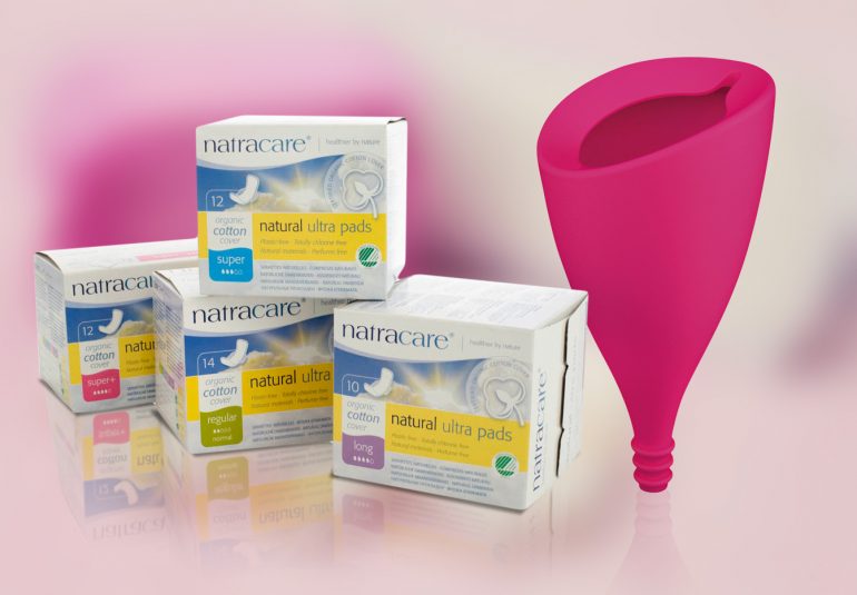 Eine nachhaltige rosa Box mit einer rosa Spritze, konzipiert für die Menstruationshygiene.