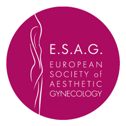 Logo der "European Society of Aesthetic Gynecology", abgekürzt ESAG. Das Design ist eine stilisierte weiße weibliche Figur auf einem lila Hintergrund mit dem Akronym ESAG und dem vollständigen Namen der Gesellschaft in weißer Schrift.