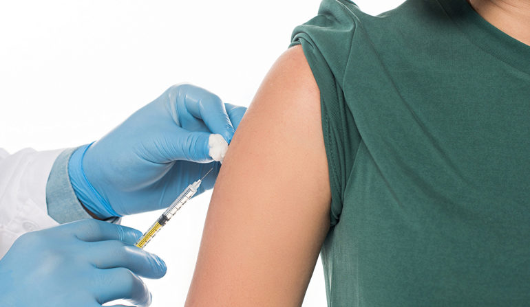 Eine Person erhält eine HPV-Impfung-Injektion.